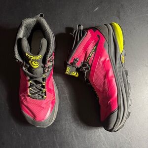 Women’s Topo Athletic Trailventure Raspberry Mid  Vibram Boot Sz 9.5
